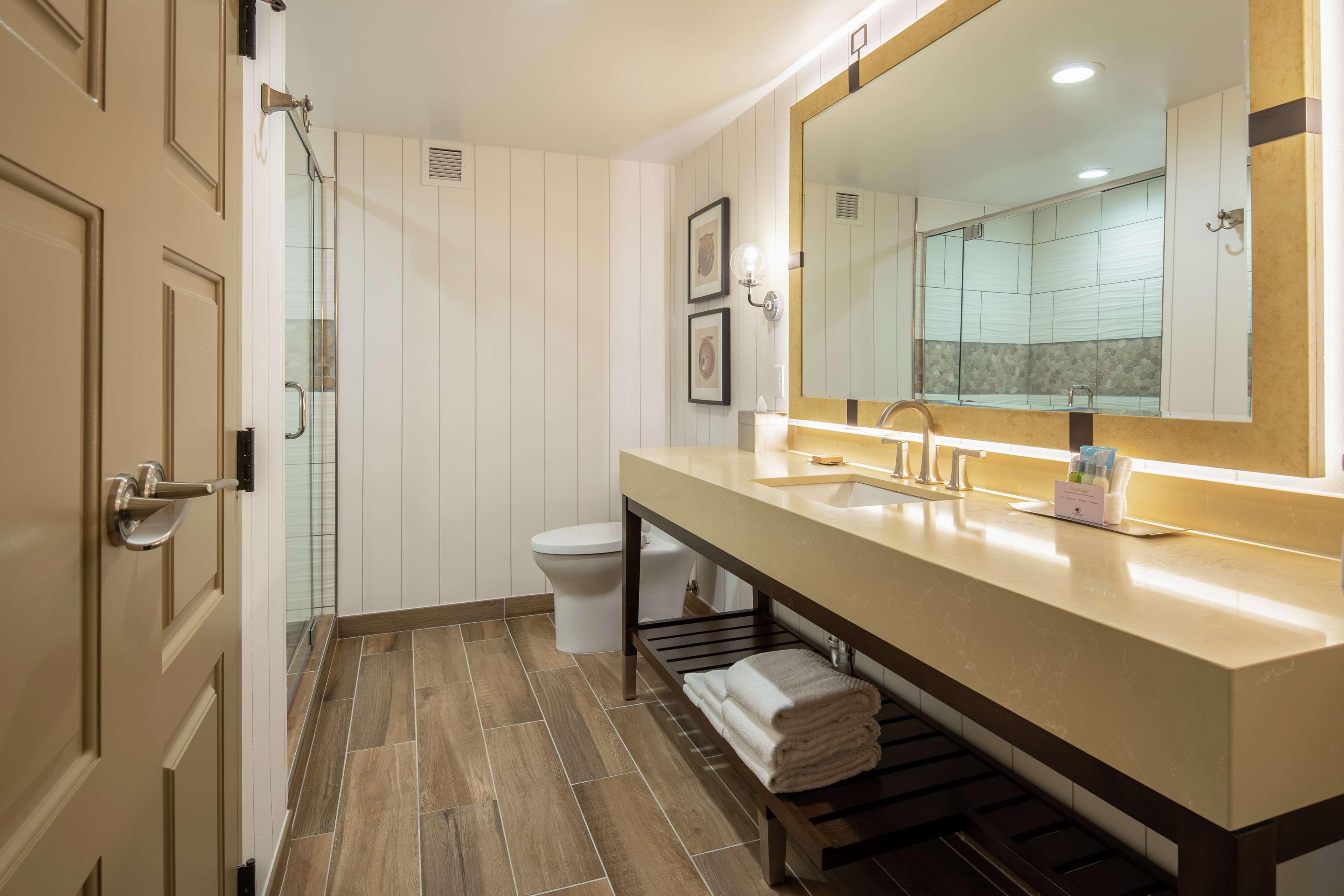 Doubletree By Hilton Edgewater Hotel 4*