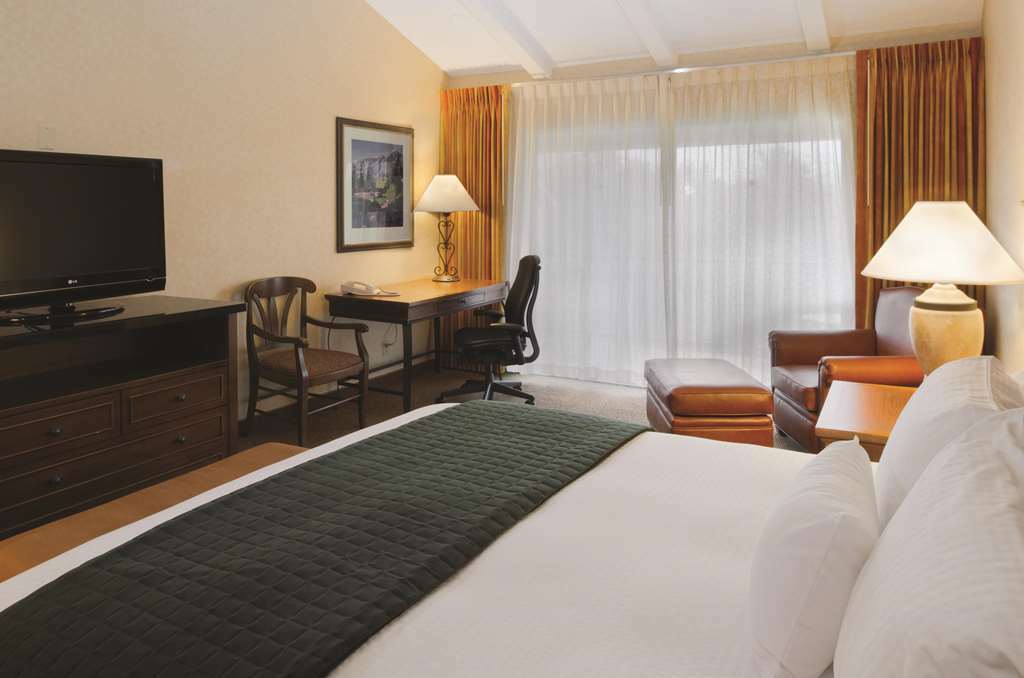 Doubletree By Hilton Edgewater Hotel 4*