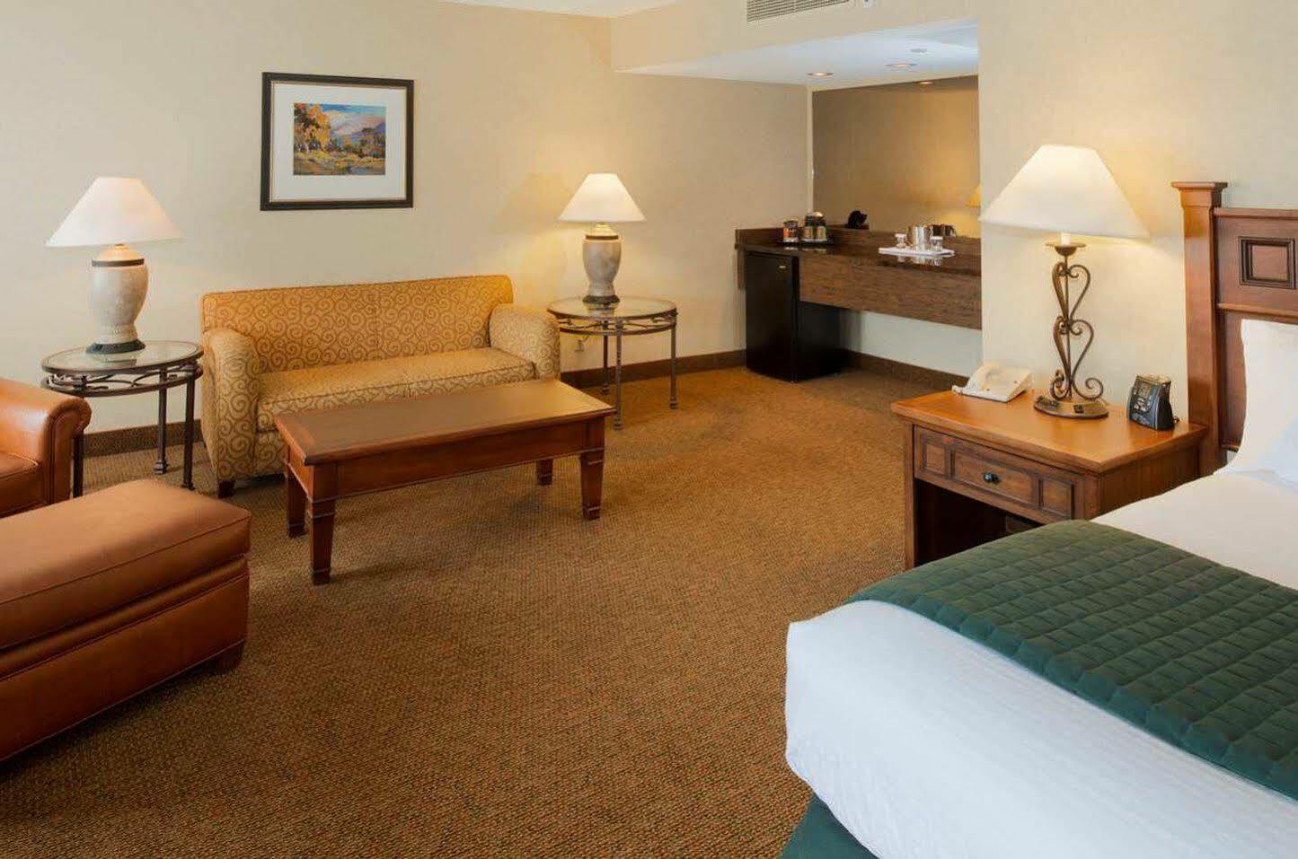 Doubletree By Hilton Edgewater 4*